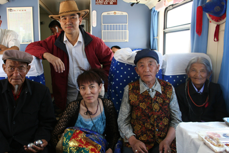 Mongolian mom to worship in Tibet by train