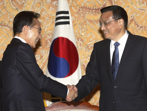 Vice-Premier Li Keqiang meets the President of the Republic of Korea Lee Myung-bak at the presidential residence in Seoul on Wednesday during his two-day visit to the country. Call to play key role for peace