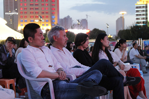 青訓(xùn)營(yíng)導(dǎo)師克里斯提諾:愛(ài)上中國(guó)式露天電影