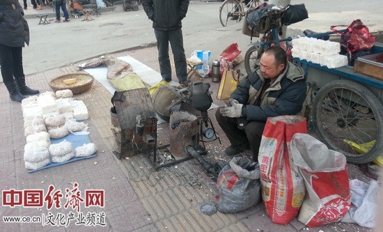 新春走基層:傳說(shuō)中的大炮手搖爆米花(組圖)