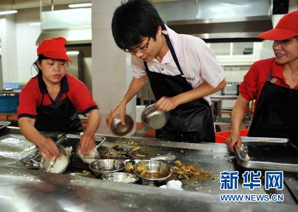 “犀利收碗哥”:貧寒大學(xué)生演繹精彩自強人生