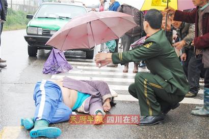 雨中撐傘遮雨守護(hù)車禍傷者 河南撐傘哥感動(dòng)四川
