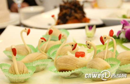 網(wǎng)媒編輯記者西安飯莊遭遇“吃或不吃”的糾結(jié)