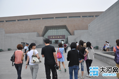 第11屆網(wǎng)上看河南記者走進(jìn)洛陽博物館