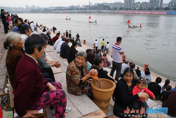 甜城湖：兩岸風(fēng)光美如畫
