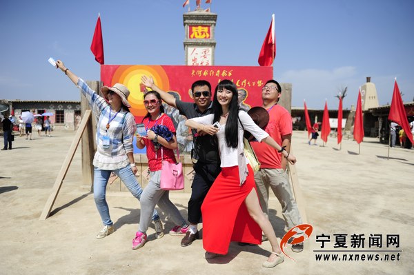 網(wǎng)絡(luò)記者鎮(zhèn)北堡“穿梭”中國(guó)電影“時(shí)空隧道”