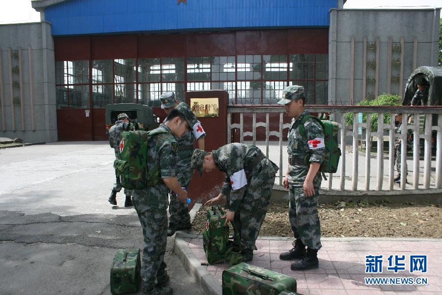 成都軍區(qū)出動直升機參與救災(zāi)