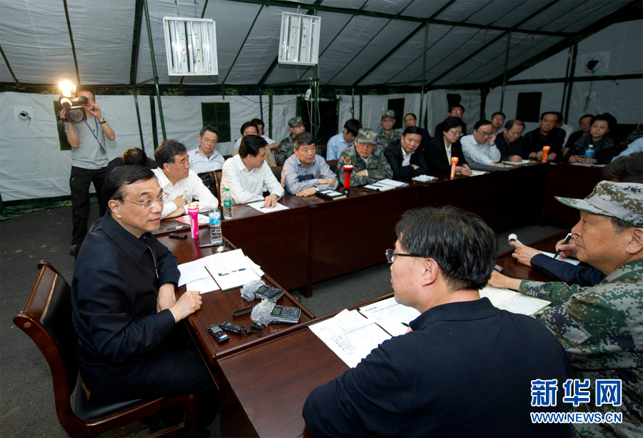 李克強(qiáng)抵達(dá)四川蘆山地震災(zāi)區(qū)指導(dǎo)抗震救災(zāi)工作