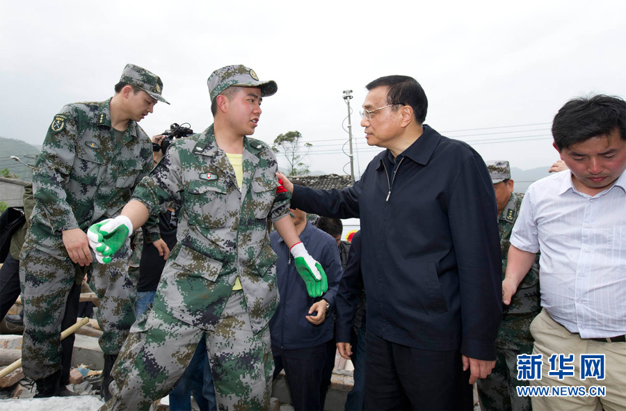 李克強(qiáng)抵達(dá)四川蘆山地震災(zāi)區(qū)指導(dǎo)抗震救災(zāi)工作