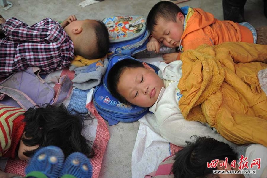 震區(qū)孩子無邪笑容致敬救援團隊