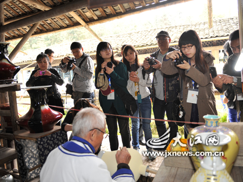 全國(guó)網(wǎng)媒景德鎮(zhèn)古窯采風(fēng) 感嘆千年瓷都博大精深