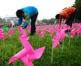 湖南公園清明十萬風(fēng)車寄思念