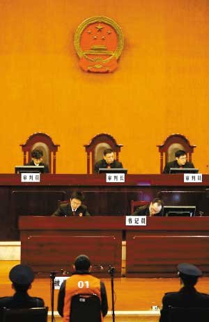 重慶涉黑老大王天倫受審 曾逼經(jīng)營戶自斷手腕