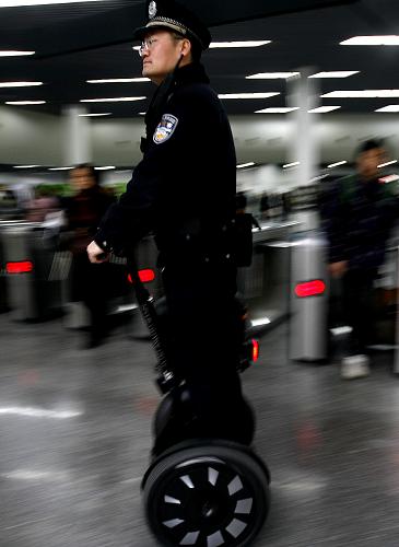 民警巡邏 環(huán)保低碳