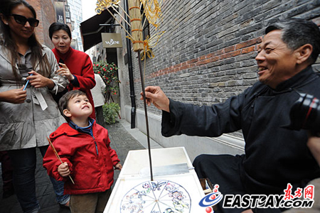 石庫門文化周展現(xiàn)老上海情調(diào) 花樣美女旗袍秀助興