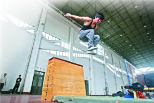 重慶白領(lǐng)愛(ài)玩“跑酷” 很刺激又減壓