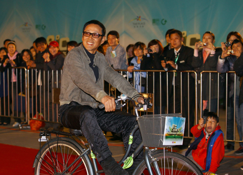 眾大腕明星騎自行車(chē)提倡低碳 個(gè)性演唱會(huì)舉行