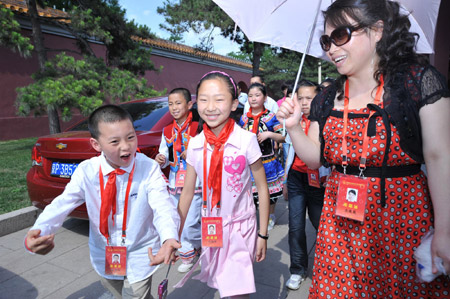 全國(guó)少代會(huì)代表參觀天安門(mén)城樓