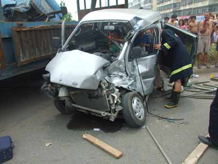 貨車剎車失靈造成四車連環(huán)撞 三人被困受傷