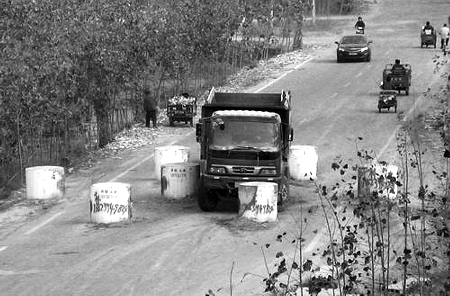 “雷人”路墩行車(chē)如考駕照 交通部門(mén):符合規(guī)定