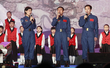 神九航天員出席大匯演與香港觀眾同樂(lè)