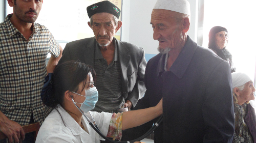 農(nóng)三師紅旗農(nóng)場(chǎng)免費(fèi)為老人體檢