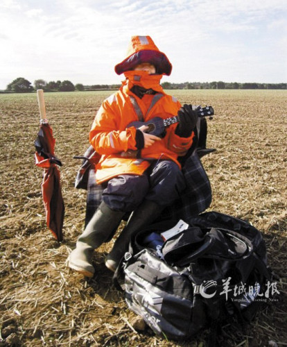 英國一大學(xué)生無奈應(yīng)聘“稻草人” 驅(qū)趕田間鷓鴣