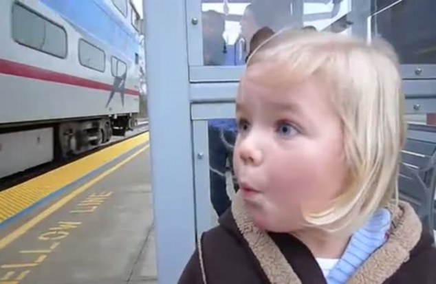 英女童首乘火車驚喜萬分萌爆網(wǎng)友