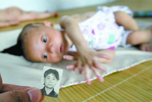 記者探訪“饑餓娃娃”媽媽老家 不幸婚姻帶來傷痛