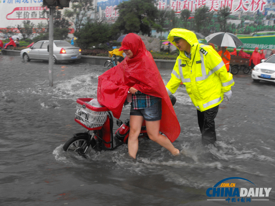 高清組圖：強(qiáng)降雨襲濟(jì)南 城區(qū)部分路段積水嚴(yán)重