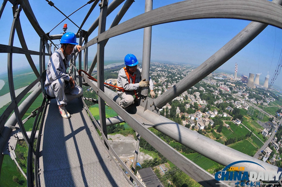 安徽淮南：163米高空巡檢 確保長(zhǎng)三角電力供應(yīng)