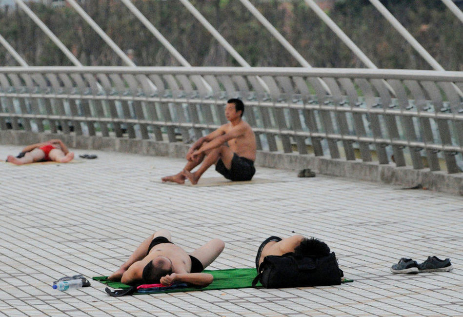 浙江義烏持續(xù)35℃以上高溫 大批民工露宿街頭