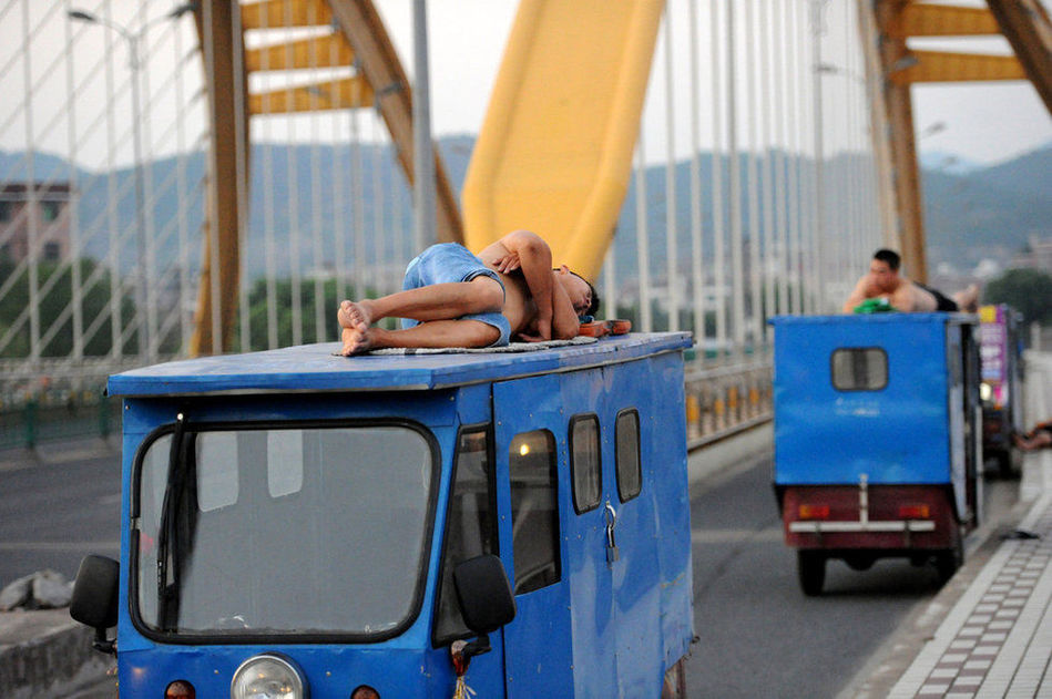 浙江義烏持續(xù)35℃以上高溫 大批民工露宿街頭