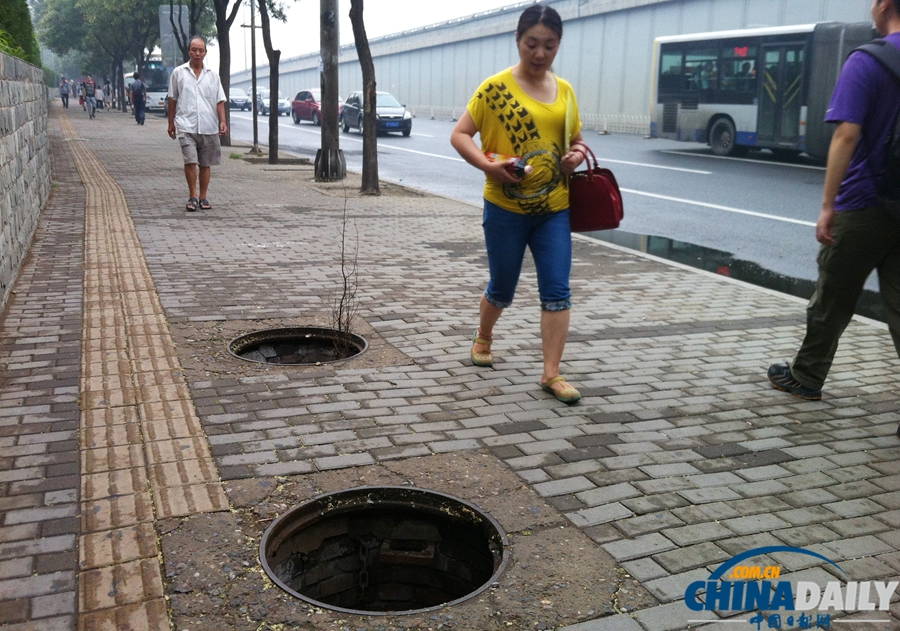 北京盲道旁兩處井蓋不翼而飛 安全隱患引擔(dān)憂