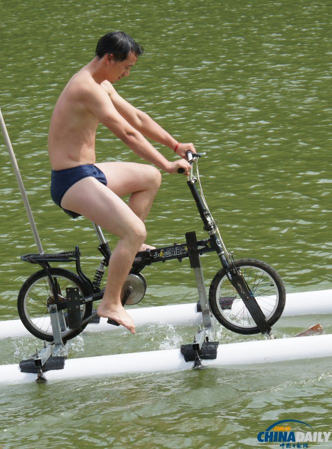 貴州鎮(zhèn)寧：退休公務(wù)員造出“水上自行車”