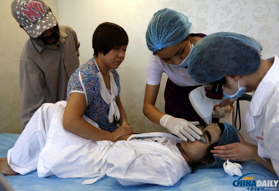 杭州:10歲輟學(xué)“毛孩”受關(guān)愛(ài) 接受面部激光脫毛