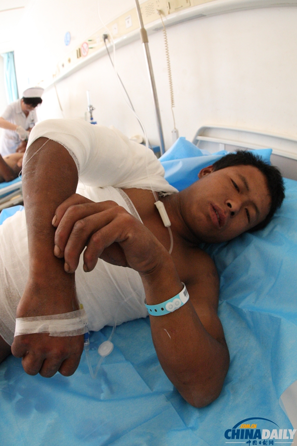 山東煙臺(tái):救助直升機(jī)緊急救助燒傷漁民