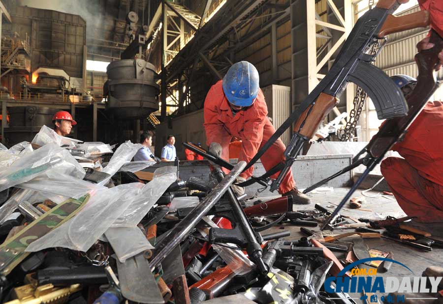 大連警方用煉鋼爐銷毀非法槍支