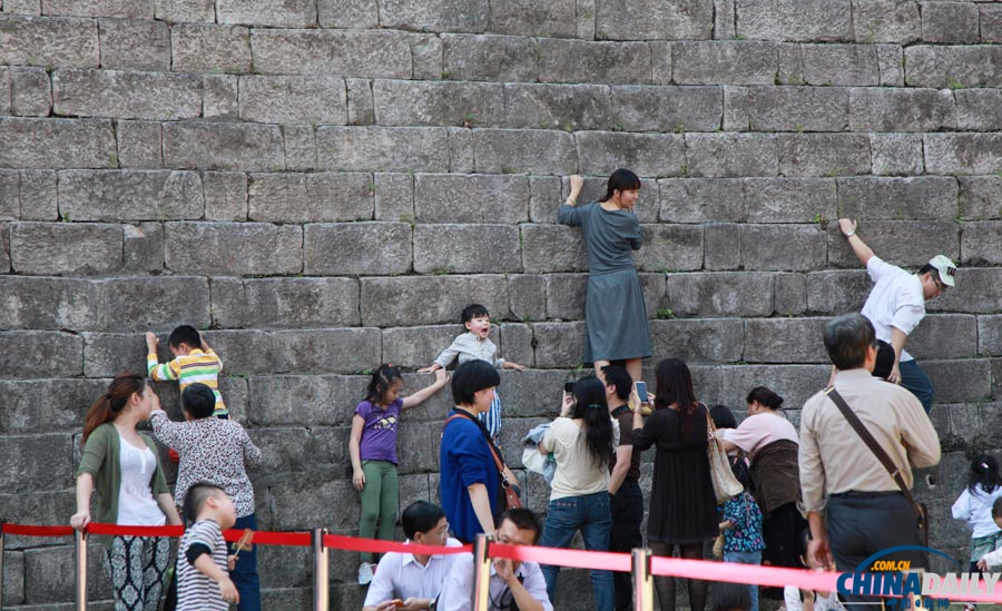 南京：攀爬古城墻為拍照 “飛檐走壁”傷大雅