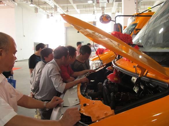 2013年湖南教育裝備暨校車展示會(huì)在長沙舉行