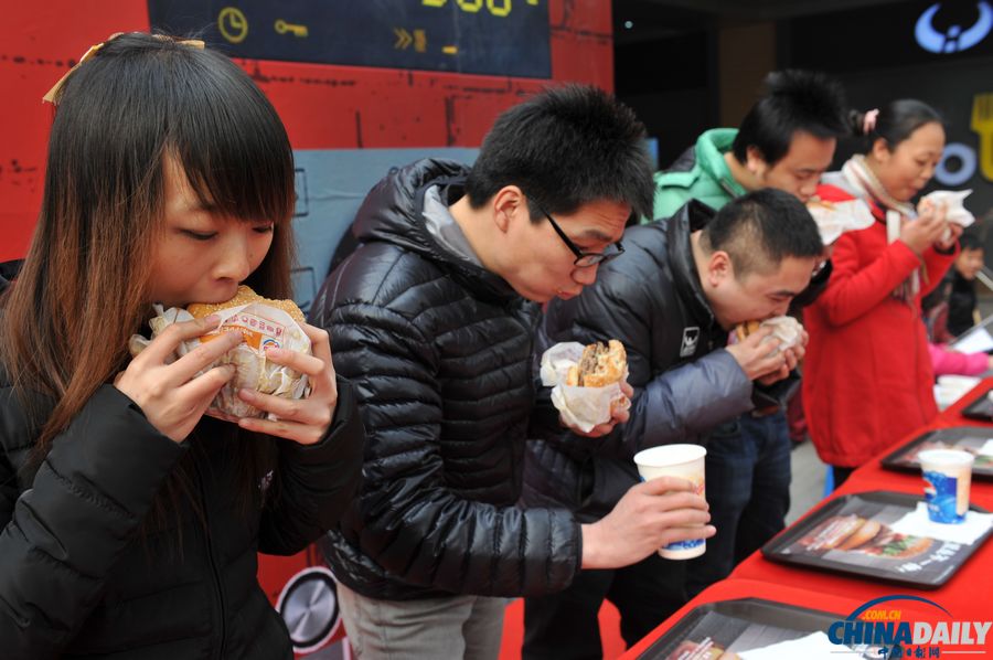 西安市民比賽吃漢堡