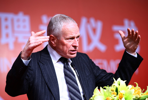 新華都聘請諾貝爾獲得者任院長 打造平民商學院