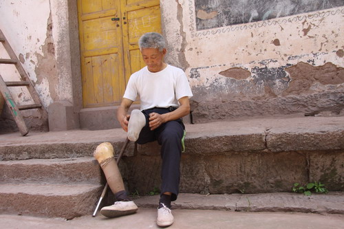 重慶獨(dú)腿老人投身幼教 爬行山區(qū)二十載不悔(圖)