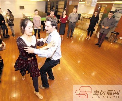 美國(guó)小伙來重慶“安居樂業(yè)”：白天做高管 晚上教探戈