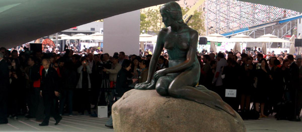 “小美人魚”雕像在上海世博會(huì)丹麥館與觀眾見面