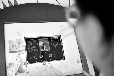 福州一幼兒園門口放上人臉識別機 “刷臉”接孩子