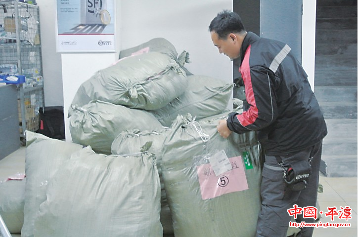 平潭情系雅安 市民通過各種渠道為災區(qū)捐物
