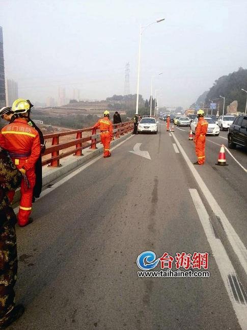男子在海滄大橋輕生被救下 堵車導(dǎo)致上班族遲到