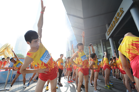 13分54秒！奧運(yùn)選手勇奪廣州IFC登高賽冠軍