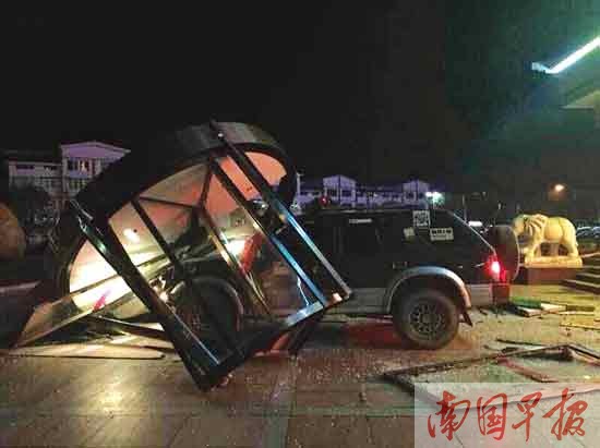 醉酒男駕車沖進(jìn)酒店大堂兜了個圈 頂著門框沖出去